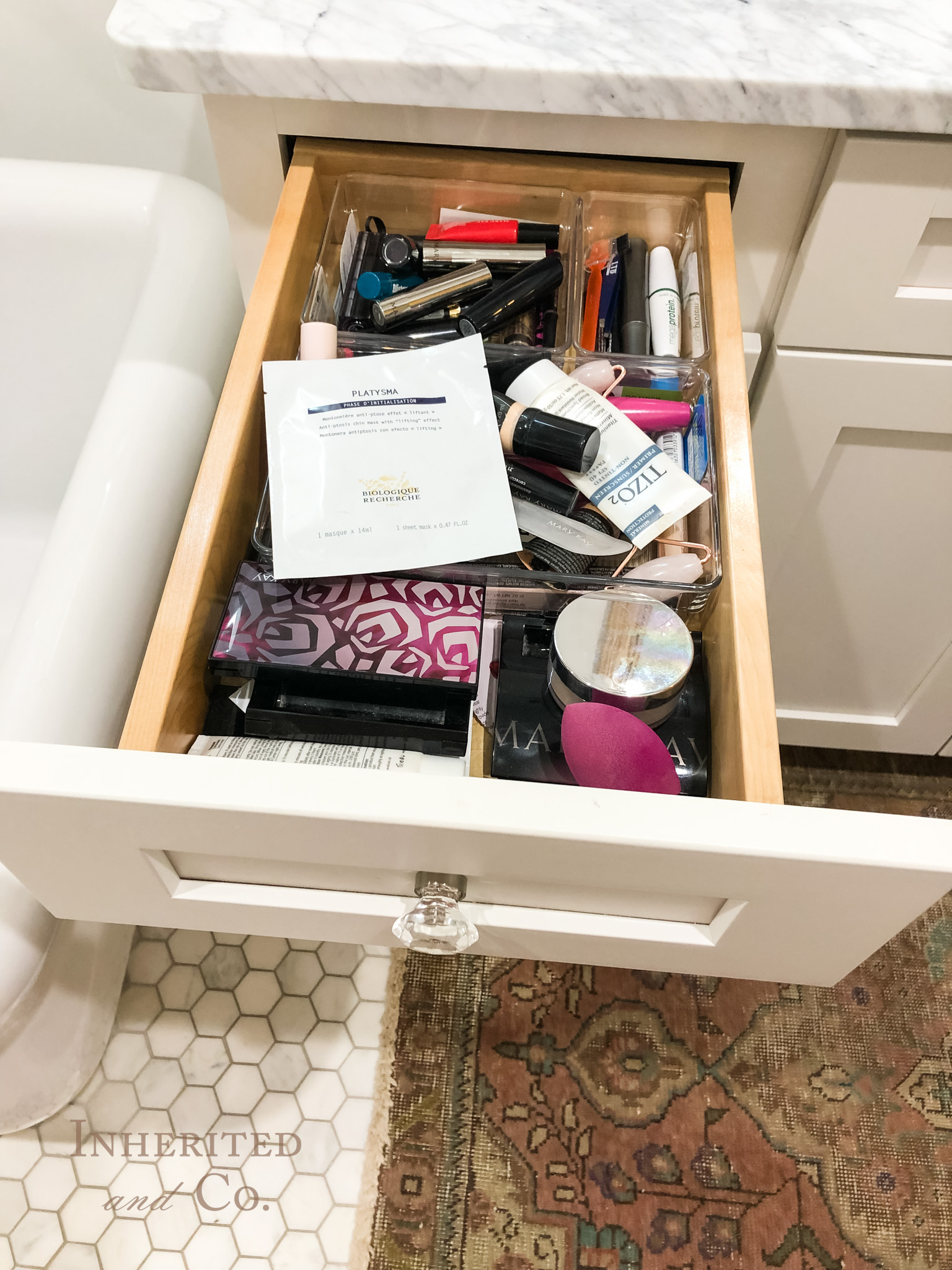 Bathroom vanity drawer with organizers but no labels